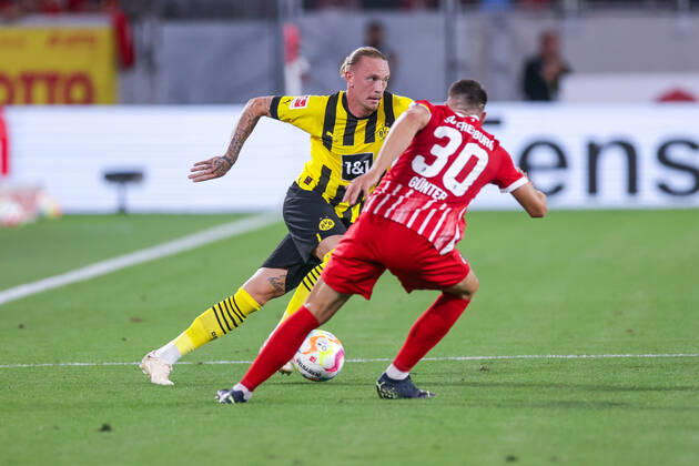 12.08.2022, Fussball, Saison 2022 2023, 1. Bundesliga, SC Freiburg - Borussia Dortmund, v. l. Marius Wolf (Borussia Dortmund), Christian Günter (SC Freiburg), Foto: Dennis Ewert RHR-FOTO xRHR-FOTO DEx