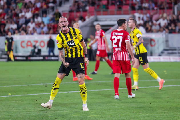 12.08.2022, Fussball, Saison 2022 2023, 1. Bundesliga, SC Freiburg - Borussia Dortmund, Marius Wolf (Borussia Dortmund) bejubelt das Tor zum 1:1 durch Jamie Jermaine Bynoe-Gittens (Borussia Dortmund), Foto: Dennis Ewert RHR-FOTO xRHR-FOTO DEx