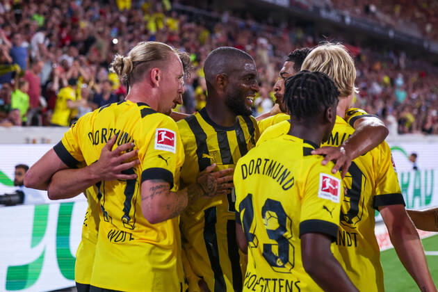 12.08.2022, Fussball, Saison 2022 2023, 1. Bundesliga, SC Freiburg - Borussia Dortmund, Die Spieler von Borussia Dortmund bejubeln das Tor zum 1:3 durch Marius Wolf (Borussia Dortmund), Foto: Dennis Ewert RHR-FOTO xRHR-FOTO DEx