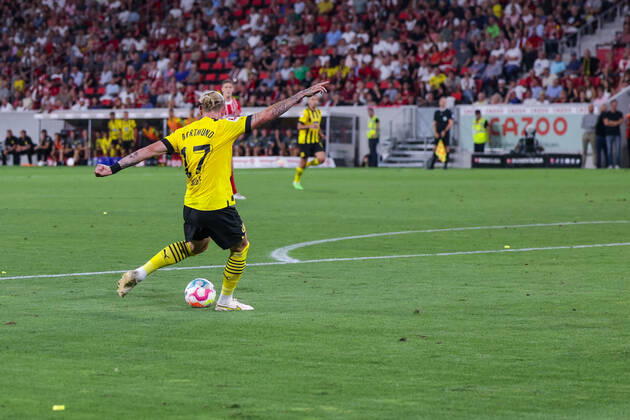 12.08.2022, Fussball, Saison 2022 2023, 1. Bundesliga, SC Freiburg - Borussia Dortmund, Marius Wolf (Borussia Dortmund) schießt das Tor zum 1:3, Foto: Dennis Ewert RHR-FOTO xRHR-FOTO DEx