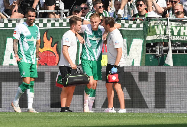 Verletzung Amos Pieper (Werder Bremen) 13.08.2022, Fussball GER, Saison 2022 2023, 1. Bundesliga, 2. Spieltag, SV Werder Bremen - VfB Stuttgart 2:2 Foto: Weis TEAM2sportphoto DFL regulations prohibit any use of photographs as image sequences and or quasi-video Bremen Weserstadion Nordrhein Westfalen Deutschland