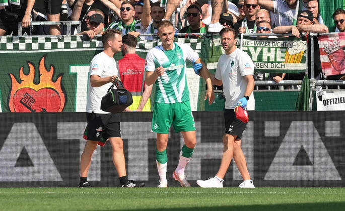 Verletzung Amos Pieper (Werder Bremen) 13.08.2022, Fussball GER, Saison 2022 2023, 1. Bundesliga, 2. Spieltag, SV Werder Bremen - VfB Stuttgart 2:2 Foto: Weis TEAM2sportphoto DFL regulations prohibit any use of photographs as image sequences and or quasi-video Bremen Weserstadion Nordrhein Westfalen Deutschland