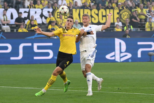 Nico Schlotterbeck (Borussia Dortmund), li., gegen Andreas Cornelius (FC Kopenhagen) 06.09.2022, Fussball Champions League, Saison 2022 2023, Vorrunde, 1. Spieltag, Borussia Dortmund - FC Kopenhagen 3:0 Dortmund Signal Iduna Park Nordrhein Westfalen Deutschland