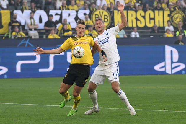 Nico Schlotterbeck (Borussia Dortmund), li., gegen Andreas Cornelius (FC Kopenhagen) 06.09.2022, Fussball Champions League, Saison 2022 2023, Vorrunde, 1. Spieltag, Borussia Dortmund - FC Kopenhagen 3:0 Dortmund Signal Iduna Park Nordrhein Westfalen Deutschland