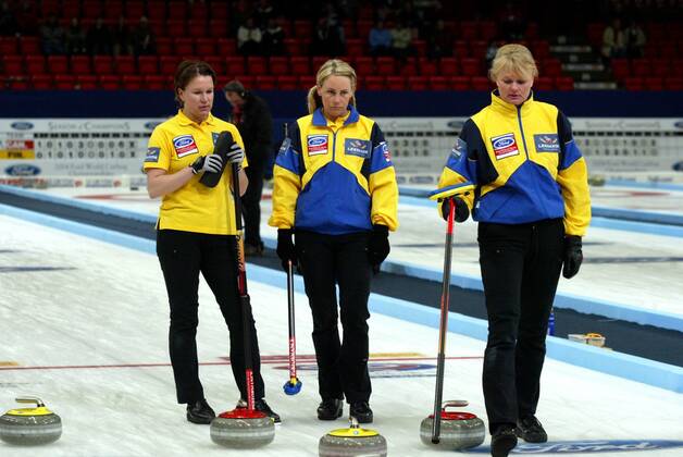 GÄVLE 22 APRIL 2004 Svenska damlaget (fr v) Cathrine Norberg, Eva Lund och skippern Anette Norberg ser deppade ut efter torsdagens förlustmatch mot Schweiz vid Curling-VM i Gävle pa torsdagen. GÄVLE SVERIGE CURLING x200x  Copyright: xPERNILLAxWAHLMANx CURLING-VM