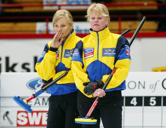 GÄVLE 040419 Svenska damcurlinglagets skipper Anette Norberg släpper iväg en sten medan Anna Bergström och Cathrine Norberg sopar mandagen 19 april i matchen mot USA under Curling-vm i Gävle. GÄVLE SVERIGE CURLING x1066x Copyright: xHENRIKxMONTGOMERYx CURLING-VM 2004
