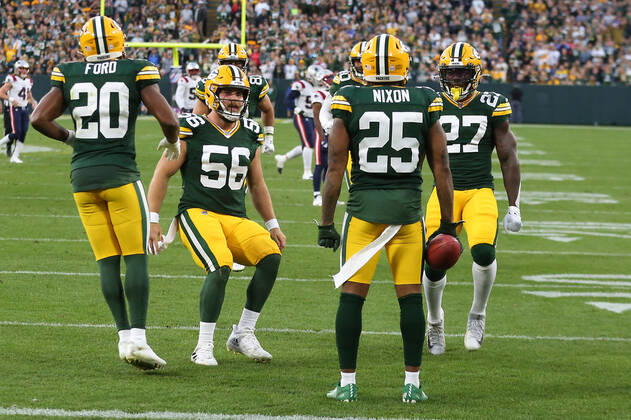 GREEN BAY, WI - OCTOBER 02: Green Bay Packers cornerback Keisean Nixon (25) downs a ball on the one yard line during a game between the Green Bay Packers and the New England Patriots at Lambeau Field on October 2, 2022 in Green Bay, WI. (Photo by Larry Radloff Icon Sportswire) NFL, American Football Herren, USA OCT 02 Patriots at Packers Icon2210024330