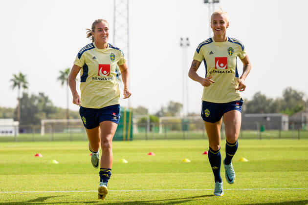221005 Filippa Angeldahl and Nathalie Björn of the Swedish women s national football team at a training session on October 5, 2022 in Cordoba. Photo: Ludvig Thunman BILDBYRAN kod LT LT0420 fotboll football soccer fotball träning practice training sverige sweden dam bbeng Copyright: LUDVIGxTHUNMAN BB221005LT063