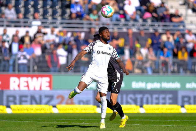 Moritz-Broni Kwarteng (1. FC Magdeburg, 08) im Kopfballduell mit Arne Sicker (SV Sandhausen, 27), SV Sandhausen vs. 1. FC Magdeburg, Fussball, 2.Liga, 11.Spieltag, Saison 2022 2023, 09.10.2022, DFL REGULATIONS PROHIBIT ANY USE OF PHOTOGRAPHS AS IMAGE SEQUENCES AND OR QUASI VIDEO SV Sandhausen vs. 1. FC Magdeburg, Fussball, 2.Liga, 11.Spieltag, Saison 2022 2023, 09.10.2022 Sandhausen Copyright: xEibner-Pressefotox EP_EER