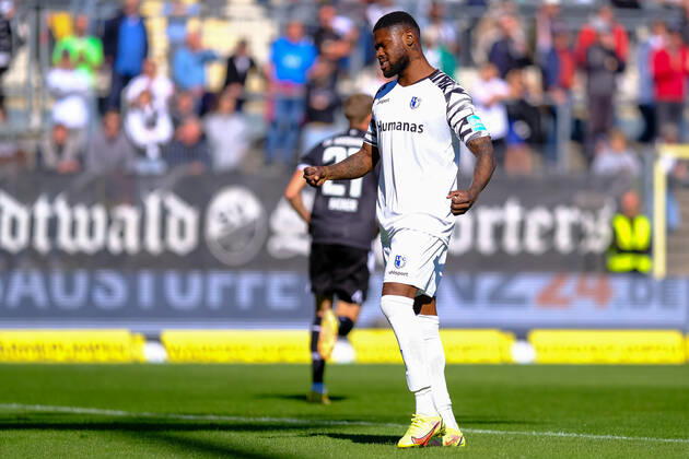 Moritz-Broni Kwarteng (1. FC Magdeburg, 08) ist sichtlich enttaeuschung traurig niedergeschlagen nach einer vergebenen Chance, SV Sandhausen vs. 1. FC Magdeburg, Fussball, 2.Liga, 11.Spieltag, Saison 2022 2023, 09.10.2022, DFL REGULATIONS PROHIBIT ANY USE OF PHOTOGRAPHS AS IMAGE SEQUENCES AND OR QUASI VIDEO SV Sandhausen vs. 1. FC Magdeburg, Fussball, 2.Liga, 11.Spieltag, Saison 2022 2023, 09.10.2022 Sandhausen Copyright: xEibner-Pressefotox EP_EER