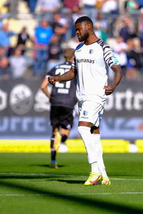 Moritz-Broni Kwarteng (1. FC Magdeburg, 08) ist sichtlich enttaeuschung traurig niedergeschlagen nach einer vergebenen Chance, SV Sandhausen vs. 1. FC Magdeburg, Fussball, 2.Liga, 11.Spieltag, Saison 2022 2023, 09.10.2022, DFL REGULATIONS PROHIBIT ANY USE OF PHOTOGRAPHS AS IMAGE SEQUENCES AND OR QUASI VIDEO SV Sandhausen vs. 1. FC Magdeburg, Fussball, 2.Liga, 11.Spieltag, Saison 2022 2023, 09.10.2022 Sandhausen Copyright: xEibner-Pressefotox EP_EER