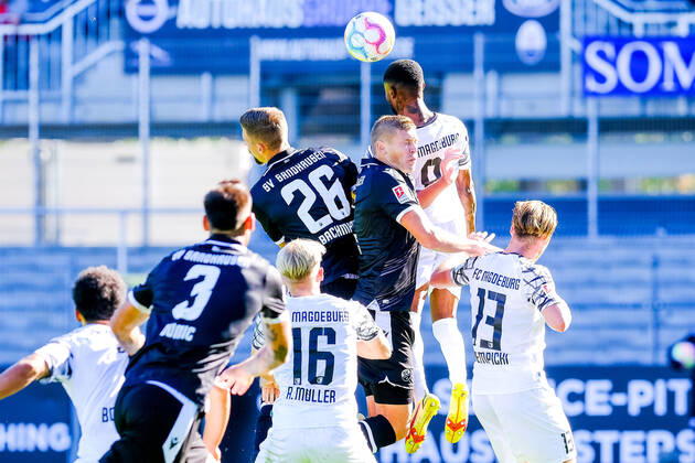 Moritz-Broni Kwarteng (1. FC Magdeburg, 08) klaert eine Ecke per Kopf gegen Janik Bachmann (SV Sandhausen, 26) und Aleksandr Zhirov (SV Sandhausen, 2), SV Sandhausen vs. 1. FC Magdeburg, Fussball, 2.Liga, 11.Spieltag, Saison 2022 2023, 09.10.2022, DFL REGULATIONS PROHIBIT ANY USE OF PHOTOGRAPHS AS IMAGE SEQUENCES AND OR QUASI VIDEO SV Sandhausen vs. 1. FC Magdeburg, Fussball, 2.Liga, 11.Spieltag, Saison 2022 2023, 09.10.2022 Sandhausen Copyright: xEibner-Pressefotox EP_EER