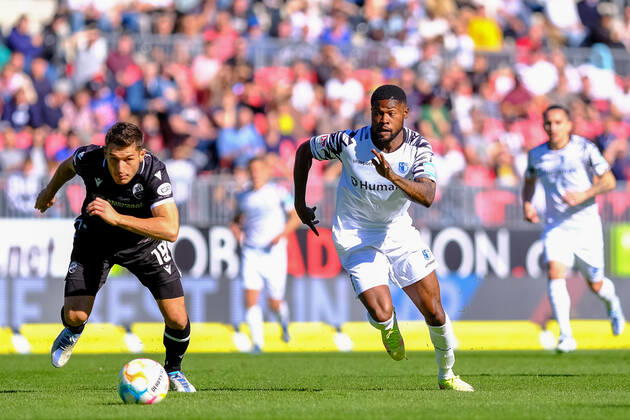 Moritz-Broni Kwarteng (1. FC Magdeburg, 08) im Zweikampf mit Bashkim Ajdini (SV Sandhausen, 19), SV Sandhausen vs. 1. FC Magdeburg, Fussball, 2.Liga, 11.Spieltag, Saison 2022 2023, 09.10.2022, DFL REGULATIONS PROHIBIT ANY USE OF PHOTOGRAPHS AS IMAGE SEQUENCES AND OR QUASI VIDEO SV Sandhausen vs. 1. FC Magdeburg, Fussball, 2.Liga, 11.Spieltag, Saison 2022 2023, 09.10.2022 Sandhausen Copyright: xEibner-Pressefotox EP_EER