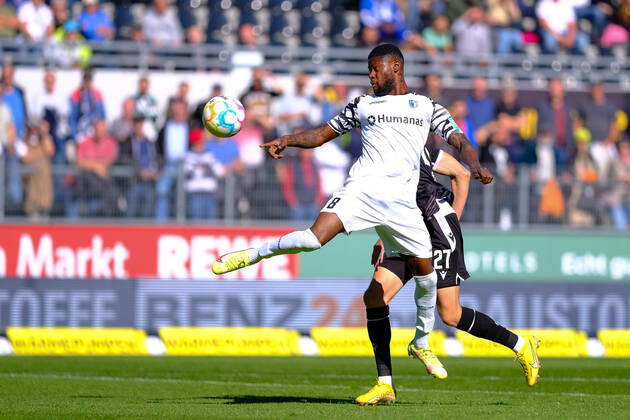 Moritz-Broni Kwarteng (1. FC Magdeburg, 08) im Kopfballduell mit Arne Sicker (SV Sandhausen, 27), SV Sandhausen vs. 1. FC Magdeburg, Fussball, 2.Liga, 11.Spieltag, Saison 2022 2023, 09.10.2022, DFL REGULATIONS PROHIBIT ANY USE OF PHOTOGRAPHS AS IMAGE SEQUENCES AND OR QUASI VIDEO SV Sandhausen vs. 1. FC Magdeburg, Fussball, 2.Liga, 11.Spieltag, Saison 2022 2023, 09.10.2022 Sandhausen Copyright: xEibner-Pressefotox EP_EER