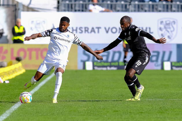 Moritz-Broni Kwarteng (1. FC Magdeburg, 08) im Zweikampf mit David Kinsombi(SV Sandhausen, 10), SV Sandhausen vs. 1. FC Magdeburg, Fussball, 2.Liga, 11.Spieltag, Saison 2022 2023, 09.10.2022, DFL REGULATIONS PROHIBIT ANY USE OF PHOTOGRAPHS AS IMAGE SEQUENCES AND OR QUASI VIDEO SV Sandhausen vs. 1. FC Magdeburg, Fussball, 2.Liga, 11.Spieltag, Saison 2022 2023, 09.10.2022 Sandhausen Copyright: xEibner-Pressefotox EP_EER