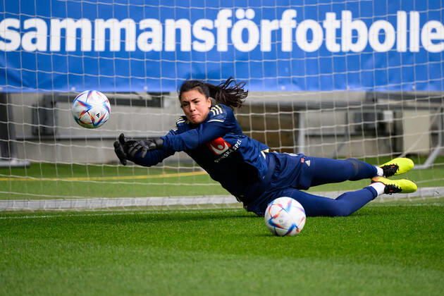 221010 Goalkeeper Zecira Musovic of the Swedish women s national football team during training session on October 10, 2022 in Göteborg. Photo: Carl Sandin BILDBYRAN kod CS CS0315 fotboll football soccer fotball träning practice training sverige sweden dam bbeng Copyright: CARLxSANDIN BB221010CS036