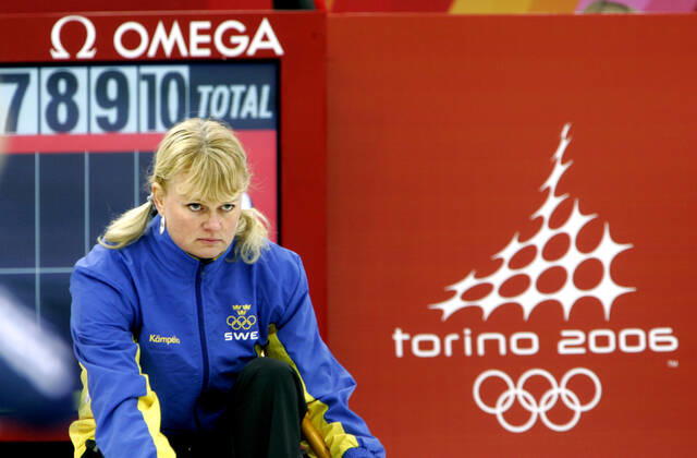 PINEROLO 20060215 Sveriges skiper Anette Norberg lägger en sten matchen mellan Sverige och Storbritannien i omgang 4 i OS turneringen i curling den 15:e december 2006. TURIN ITALIEN OS x10250x Copyright: xPontusxLundahlx xTTx 10050