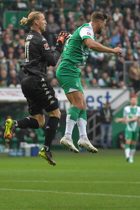 Niklas Fuellkrug (SV Werder Bremen 11) kommt gegen Torwart Robin Zentner (1.FSV Mainz 05 27) nicht zum Zug, SV Werder Bremen - 1.FSV Mainz 05, Fussball, Bundesliga, DFL, 15.10.2022 DFB regulations prohibit any use of photographs as image sequences and or quasi-video Bremen Bremen Deutschland