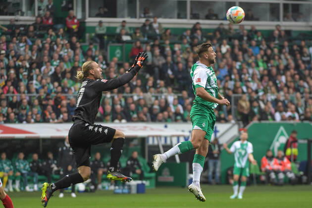 Niklas Fuellkrug (SV Werder Bremen 11) kommt gegen Torwart Robin Zentner (1.FSV Mainz 05 27) nicht zum Zug, SV Werder Bremen - 1.FSV Mainz 05, Fussball, Bundesliga, DFL, 15.10.2022 DFB regulations prohibit any use of photographs as image sequences and or quasi-video Bremen Bremen Deutschland