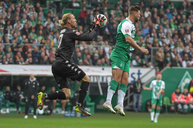 Niklas Fuellkrug (SV Werder Bremen 11) kommt gegen Torwart Robin Zentner (1.FSV Mainz 05 27) nicht zum Zug, SV Werder Bremen - 1.FSV Mainz 05, Fussball, Bundesliga, DFL, 15.10.2022 DFB regulations prohibit any use of photographs as image sequences and or quasi-video Bremen Bremen Deutschland