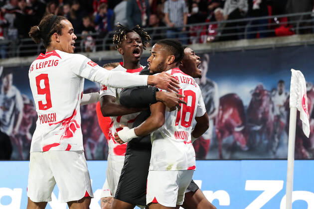 Torjubel - Torschütze Christopher Nkunku (RB Leipzig,18) trifft zum Tor, das Tor wird nicht gegeben, hier mit v.l. Yussuf Poulsen (RB Leipzig,9),Amadou Haidara (RB Leipzig,8),Mohamed Simakan (RB Leipzig,2) - 1. Fussball Bundesliga Saison 2022-2023 Punktspiel RB Leipzig vs. Hertha BSC Berlin in der Red Bull Arena in Leipzig - Aktion,Fussball,Deutschland,Mann,Männer,15.10.2022