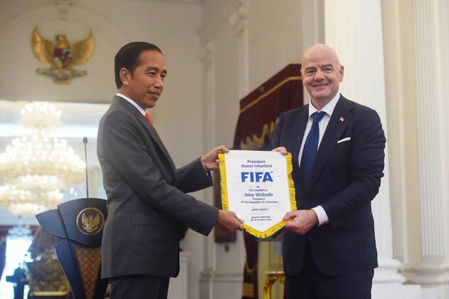 (221018) -- JAKARTA, Oct. 18, 2022 -- FIFA President Gianni Infantino (R) presents a placard to Indonesian President Joko Widodo after their meeting in Jakarta, Indonesia, Oct. 18, 2022. ) (SP)INDONESIA-JAKARTA-FIFA PRESIDENT-VISIT Zulkarnain