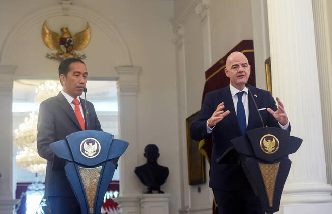 (221018) -- JAKARTA, Oct. 18, 2022 -- FIFA President Gianni Infantino (R) speaks to the press after meeting with Indonesia President Joko Widodo in Jakarta, Indonesia, Oct. 18, 2022. ) (SP)INDONESIA-JAKARTA-FIFA PRESIDENT-VISIT Zulkarnain