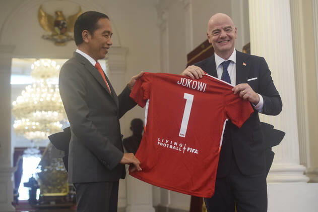 (221018) -- JAKARTA, Oct. 18, 2022 -- FIFA President Gianni Infantino (R) presents a jersey to Indonesian President Joko Widodo after their meeting in Jakarta, Indonesia, Oct. 18, 2022. ) (SP)INDONESIA-JAKARTA-FIFA PRESIDENT-VISIT Zulkarnain