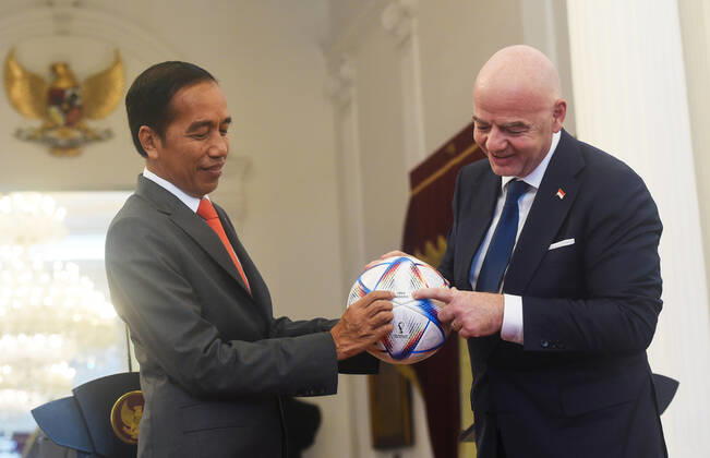(221018) -- JAKARTA, Oct. 18, 2022 -- FIFA President Gianni Infantino (R) presents a ball to Indonesian President Joko Widodo after their meeting in Jakarta, Indonesia, Oct. 18, 2022. ) (SP)INDONESIA-JAKARTA-FIFA PRESIDENT-VISIT Zulkarnain