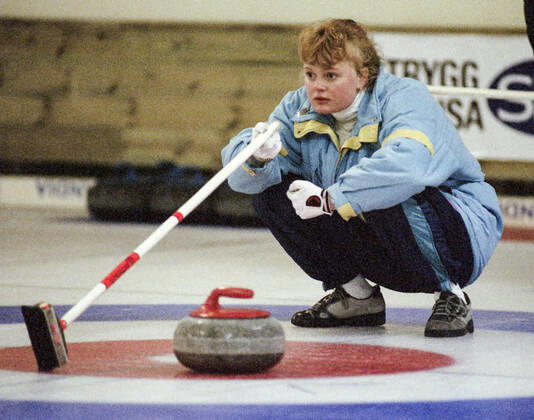 STOCKHOLM 1991-11-03 Lag Härnösand CK:s skipper Anette Norberg tar ut riktningen i en curlingmatch mot lag Umea i European Masters 3:e november 1991 i Stockhagens ishall i Stocksund utanför Stockholm. Umea besegrade Härnösand med 8-7. Stockholm Sverige x1001x