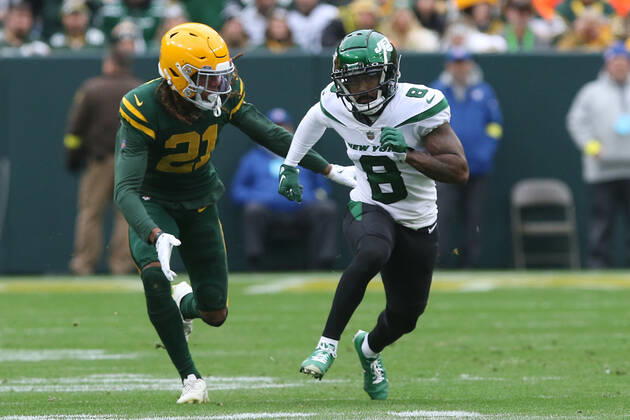 GREEN BAY, WI - OCTOBER 16: Green Bay Packers cornerback Eric Stokes (21) tries to slow down New York Jets wide receiver Elijah Moore (8) during a game between the Green Bay Packers and the New York Jets at Lambeau Field on October 16, 2022 in Green Bay, WI. (Photo by Larry Radloff Icon Sportswire) NFL, American Football Herren, USA OCT 16 Jets at Packers Icon2210160702