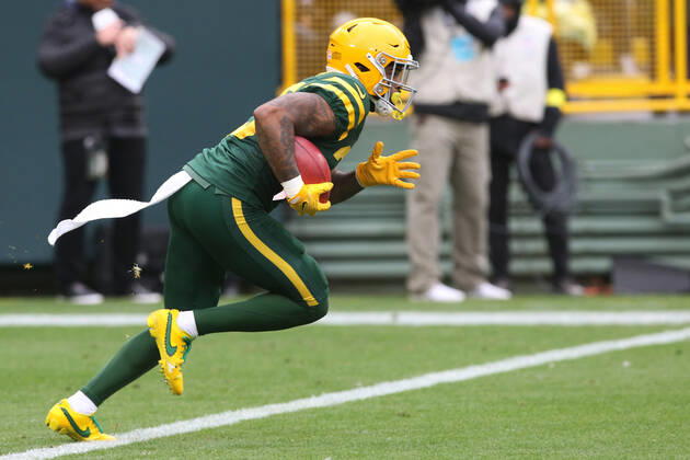 GREEN BAY, WI - OCTOBER 16: Green Bay Packers cornerback Keisean Nixon (25) returns a kick during a game between the Green Bay Packers and the New York Jets at Lambeau Field on October 16, 2022 in Green Bay, WI. (Photo by Larry Radloff Icon Sportswire) NFL, American Football Herren, USA OCT 16 Jets at Packers Icon2210162394
