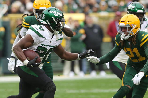 GREEN BAY, WI - OCTOBER 16: Green Bay Packers cornerback Eric Stokes (21) tries to stop New York Jets running back Breece Hall (20) during a game between the Green Bay Packers and the New York Jets at Lambeau Field on October 16, 2022 in Green Bay, WI. (Photo by Larry Radloff Icon Sportswire) NFL, American Football Herren, USA OCT 16 Jets at Packers Icon2210163020