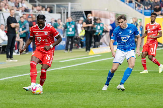 Alphonso Davies (FC Bayern Muenchen) und Robert Skov (TSG 1899 Hoffenheim). Deutschland, Sinsheim, 22.10.2022, Fussball, Bundesliga: TSG 1899 Hoffenheim vs FC Bayern Muenchen, Saison 2022 2023, 11. Spieltag, PreZero Arena Foto: A2 Bildagentur Peter Hartenfelser DFL DFB REGULATIONS PROHIBIT ANY USE OF PHOTOGRAPHS AS IMAGE SEQUENCES AND OR QUASI-VIDEO.