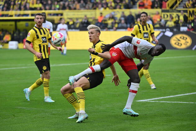 Nico Schlotterbeck (Borussia Dortmund), li., gegen Silas (VfB Stuttgart) 22.10.2022, Fussball GER, Saison 2022 2023, 1. Bundesliga, 11. Spieltag, Borussia Dortmund - VfB Stuttgart 5:0 Dortmund Signal Iduna Park Nordrhein Westfalen Deutschland