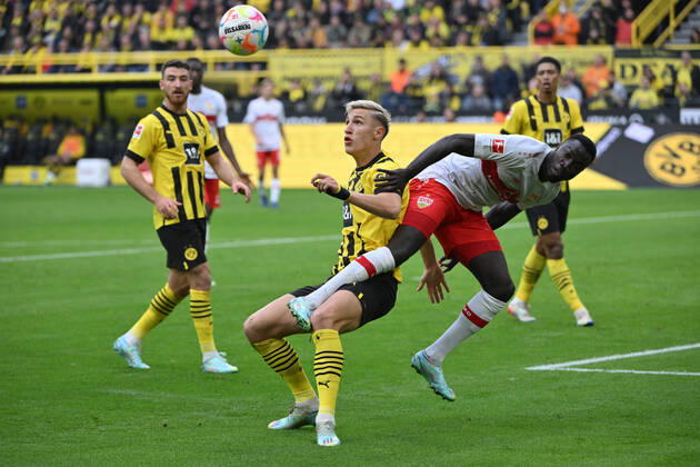 Nico Schlotterbeck (Borussia Dortmund), li., gegen Silas (VfB Stuttgart) 22.10.2022, Fussball GER, Saison 2022 2023, 1. Bundesliga, 11. Spieltag, Borussia Dortmund - VfB Stuttgart 5:0 Dortmund Signal Iduna Park Nordrhein Westfalen Deutschland