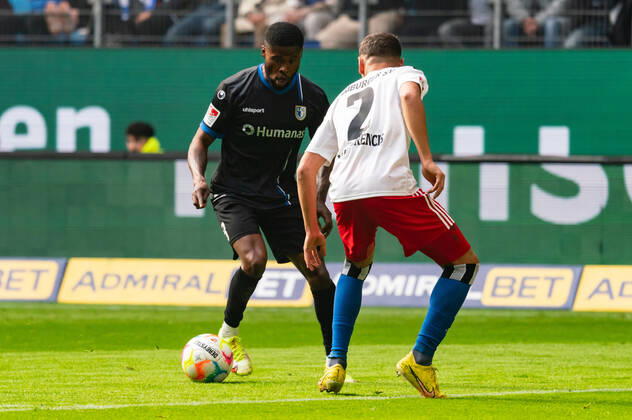 Moritz-Broni Kwarteng (1. FC Magdeburg 8) gegen William Mikelbrencis (Hamburger SV 2) Hamburger SV vs. 1. FC Magdeburg, Fussball, 2. Bundesliga, Spieltag 13, Saison 2022 23, 23.10.2022 DFL REGULATIONS PROHIBIT ANY USE OF PHOTOGRAPHS AS IMAGE SEQUENCES AND OR QUASI-VIDEO -Pressefoto Marcel von Fehrn Hamburger SV vs. 1. FC Magdeburg, Fussball, 2. Bundesliga, Spieltag 13, Saison 2022 23, 23.10.2022 Hamburg Copyright: xEibner-Pressefoto MarcelxvonxFehrnx EP_EER