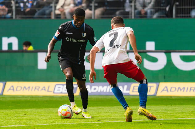 Moritz-Broni Kwarteng (1. FC Magdeburg 8) gegen William Mikelbrencis (Hamburger SV 2) Hamburger SV vs. 1. FC Magdeburg, Fussball, 2. Bundesliga, Spieltag 13, Saison 2022 23, 23.10.2022 DFL REGULATIONS PROHIBIT ANY USE OF PHOTOGRAPHS AS IMAGE SEQUENCES AND OR QUASI-VIDEO -Pressefoto Marcel von Fehrn Hamburger SV vs. 1. FC Magdeburg, Fussball, 2. Bundesliga, Spieltag 13, Saison 2022 23, 23.10.2022 Hamburg Copyright: xEibner-Pressefoto MarcelxvonxFehrnx EP_EER