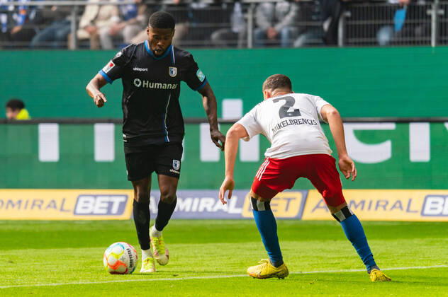 Moritz-Broni Kwarteng (1. FC Magdeburg 8) gegen William Mikelbrencis (Hamburger SV 2) Hamburger SV vs. 1. FC Magdeburg, Fussball, 2. Bundesliga, Spieltag 13, Saison 2022 23, 23.10.2022 DFL REGULATIONS PROHIBIT ANY USE OF PHOTOGRAPHS AS IMAGE SEQUENCES AND OR QUASI-VIDEO -Pressefoto Marcel von Fehrn Hamburger SV vs. 1. FC Magdeburg, Fussball, 2. Bundesliga, Spieltag 13, Saison 2022 23, 23.10.2022 Hamburg Copyright: xEibner-Pressefoto MarcelxvonxFehrnx EP_EER