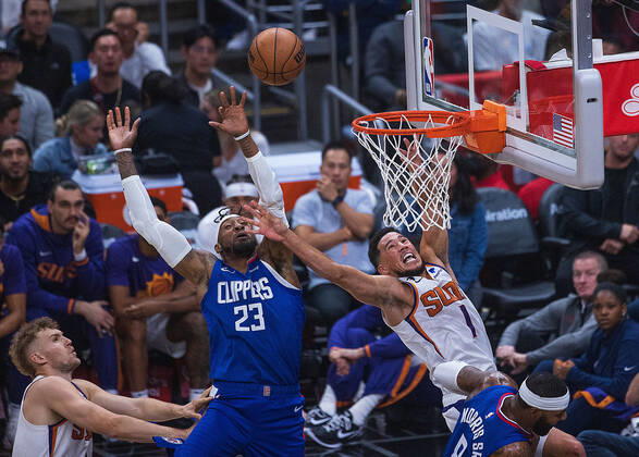 October 23, 2022, Los Angeles, California, USA: Robert Covington 23 of the Los Angeles Clippers blocks a shot from Devin Booker 1 of the Phoenix Suns during their NBA, Basketball Herren, USA game on Sunday October 23, 2022 at Crypto.com Arena in Los Angeles, California. Clippers lose to Suns, 95 -112. ARIANA RUIZ PI Los Angeles USA - ZUMAp124 20221023_zaa_p124_020 Copyright: xArianaxRuizx