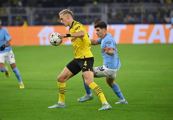 Nico Schlotterbeck (Borussia Dortmund), li., gegen Julian Alvarez (Manchester City) 25.10.2022, Fussball Champions League, Saison 2022 2023, Vorrunde, 5. Spieltag, Borussia Dortmund - Manchester City 0:0 Dortmund Signal Iduna Park Nordrhein Westfalen Deutschland