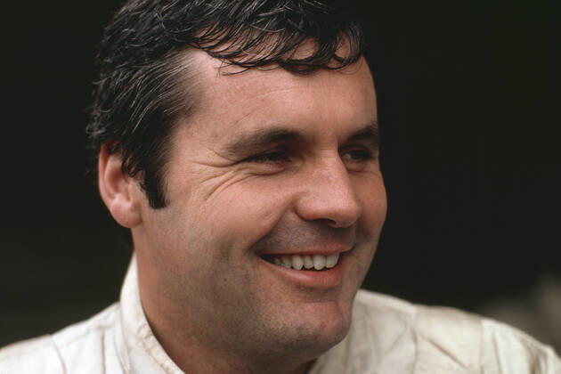 Alan Jones Rennfahrer geb.2.11.1946 in Melbourne AUS fuhr von 1975 bis 1986 Formel 1 und war 1980 Automobil-Weltmeister als zweiter Australier nach Jack Brabham erstmals gewann er 1977 ein Formel 1-Rennen den großen Preis von Österreich und wurde bekannt weil die Österreicher bei der Siegerehrung keine australische Hymne parat hatten oder kannten oder konnten weshalb ein Trompeter mit happy birthday aushalf