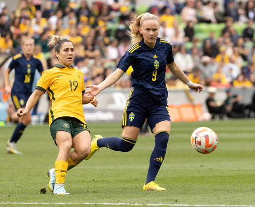 221112 Matilda Vinberg of the Swedish women s national football team contests with Katrina Gorry of the Australian women s national football team during the women s International Friendly, Länderspiel, Nationalmannschaft football match between Australia and Sweden on November 12, 2022 in Melbourne. Photo: Hamish Blair BILDBYRAN COP 335 XX0033 bbeng fotboll football soccer fotball träningslandskamp international friendly dam sverige sweden australia australien Copyright: HAMISHxBLAIR BB221112BB185