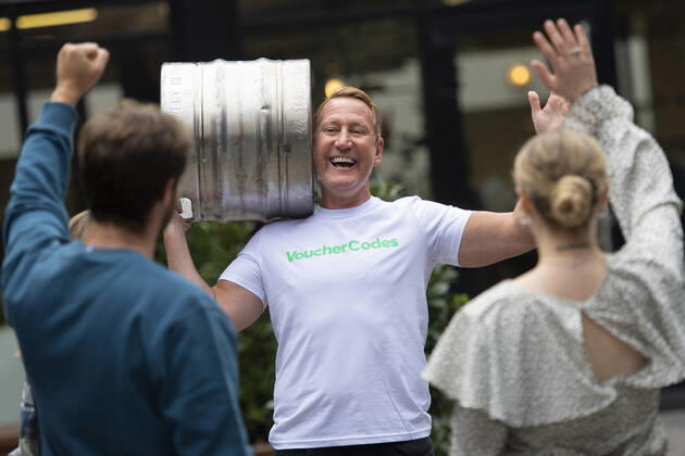 Sport Bilder des Tages Image Licensed to Parsons Media. 15 11 2022. London, United Kingdom. Former England midfielder, Ray Parlour, launches the VoucherCodes On Tap service, delivering beer to fans at their place of work, so they can sip on a beer as they enjoy England™s opening fixture against Iran.  Copyright: xBenxStevensx xParsonsxMediax PAR-8086-0001