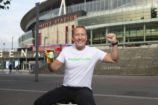 Image Licensed to Parsons Media. 15 11 2022. London, United Kingdom. Former England midfielder, Ray Parlour, launches the VoucherCodes On Tap service, delivering beer to fans at their place of work, so they can sip on a beer as they enjoy England™s opening fixture against Iran.  Copyright: xBenxStevensx xParsonsxMediax PAR-8086-0003