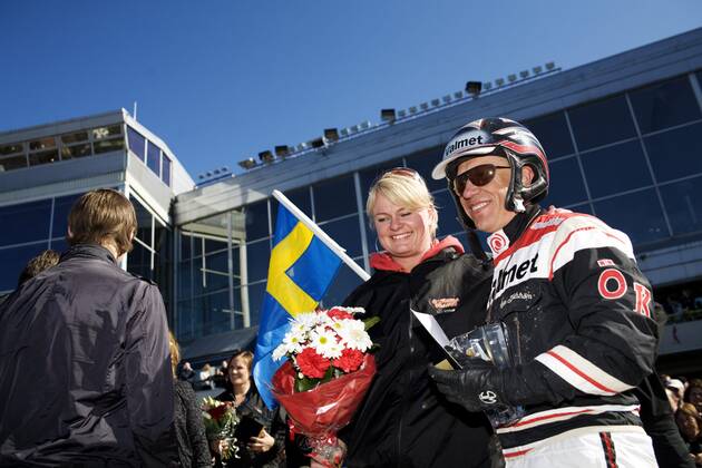 GÖTEBORG 20090418 Curling skippern och OS guldmedaljören Anette Norberg gratulerar kusken Örjan Kihlström efter segern i Olympiatravet med hästen Triton Sund pa Aby travbana i Göteborg pa lördagen. GÖTEBORG SVERIGE x9200x Copyright: xERIKxABELx xTTx OLYMPIATRAVET