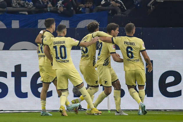 die Mannschaft von Hoffenheim Jubel Freude Emotion Torjubel Torschuetze Torschütze Robert Skov ( 29, TSG Hoffenheim) zum 0:1 14.10.2022 ¢ Fussball, 1. Bundesliga, FC Schalke 04 vs TSG Hoffenheim, Veltins-Arena, Gelsenkirchen, NRW Germany
