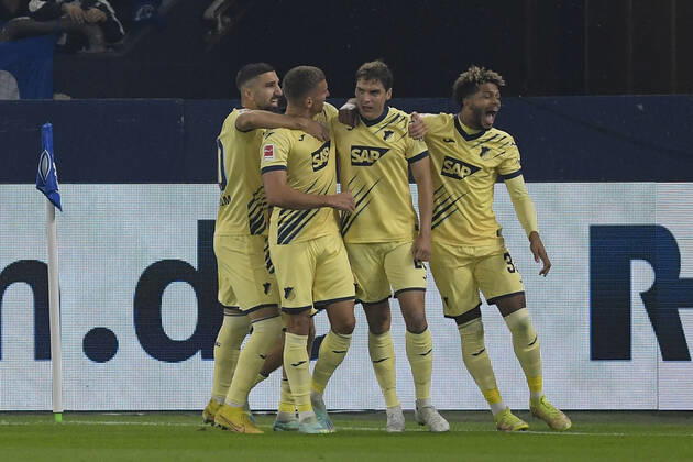 die Mannschaft von Hoffenheim Jubel Freude Emotion Torjubel Torschuetze Torschütze Robert Skov ( 29, TSG Hoffenheim) zum 0:1 14.10.2022 ¢ Fussball, 1. Bundesliga, FC Schalke 04 vs TSG Hoffenheim, Veltins-Arena, Gelsenkirchen, NRW Germany