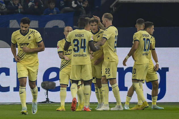 die Mannschaft von Hoffenheim Jubel Freude Emotion Torjubel Torschuetze Torschütze Robert Skov ( 29, TSG Hoffenheim) zum 0:1 14.10.2022 ¢ Fussball, 1. Bundesliga, FC Schalke 04 vs TSG Hoffenheim, Veltins-Arena, Gelsenkirchen, NRW Germany
