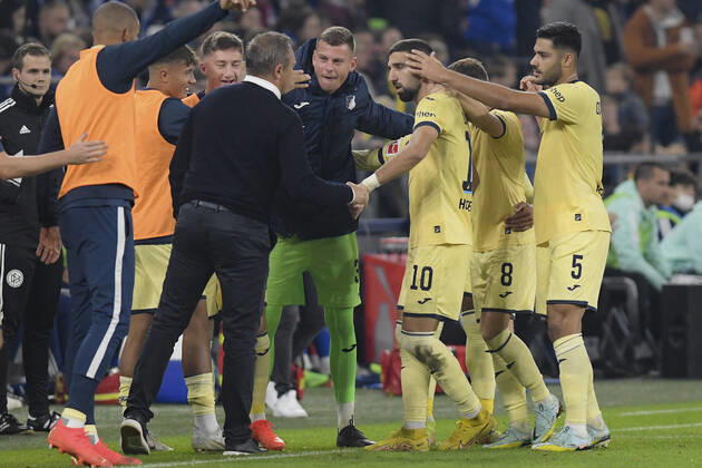 die Mannschaft von Hoffenheim Jubel Freude Emotion Torjubel Torschuetze Torschütze Munas Dabbuhr ( 10, TSG Hoffenheim) zum 0:2 14.10.2022 ¢ Fussball, 1. Bundesliga, FC Schalke 04 vs TSG Hoffenheim, Veltins-Arena, Gelsenkirchen, NRW Germany
